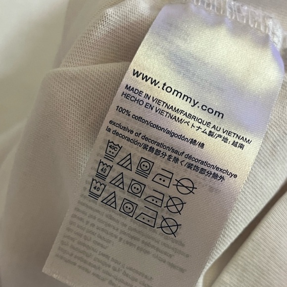 SOLD - TOMMY HILFIGER T-SHIRT - SIZE XS - Picture 4 of 5